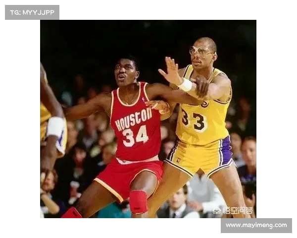NBA教练战术解析:从进攻布置到防守策略的全面剖析与实战应用 NBA教练战术解析:从进攻布置到防守策略的全面剖析与实战应用